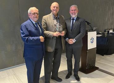 Eisenbichler with the MC Paolo Canciani and the VP of MAIE, Vincenzo Odoguardi